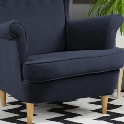 Fotel uszak Malmo granatowy w tkaninie Easy Clean na bukowych nóżkach