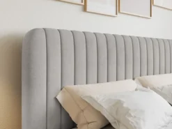 Łóżko kontynentalne 140x200 cm Saliano z pojemnikami i topperem szarobeżowe welur