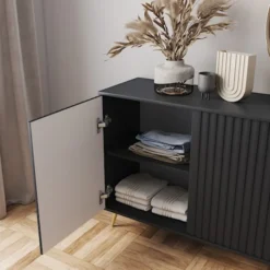 Komoda Bello z lamelowymi frontami 154 cm czarna ze złotymi nogami