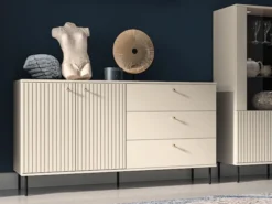 Komoda dwudrzwiowa Caletto z trzema szufladami 160 cm ozdobne lamele beżowa