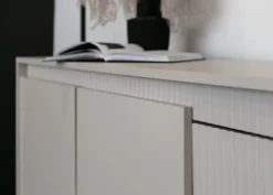 Komoda dwudrzwiowa Falsetto z ryflowanymi frontami i trzema szufladami 154 cm beżowa