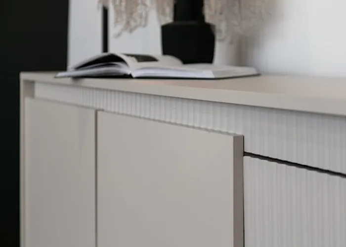 Komoda dwudrzwiowa Falsetto z ryflowanymi frontami i trzema szufladami 154 cm beżowa