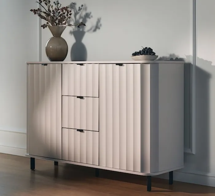 Komoda dwudrzwiowa Novado z trzema szufladami 137 cm kaszmir