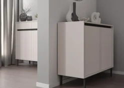 Komoda dwudrzwiowa Osaka z ryflowanymi frontami 100 cm beż piaskowy na czarnych nogach