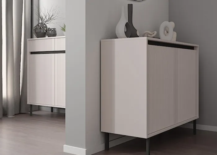 Komoda dwudrzwiowa Osaka z ryflowanymi frontami 100 cm beż piaskowy na czarnych nogach