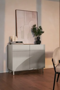 Komoda dwudrzwiowa Veldio New z frezowanym frontem i dwiema szufladami 100 cm szary beż