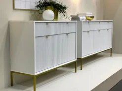 Komoda dwudrzwiowa Vellore 104 cm biała z ryflowanymi frontami i złotymi uchwytami