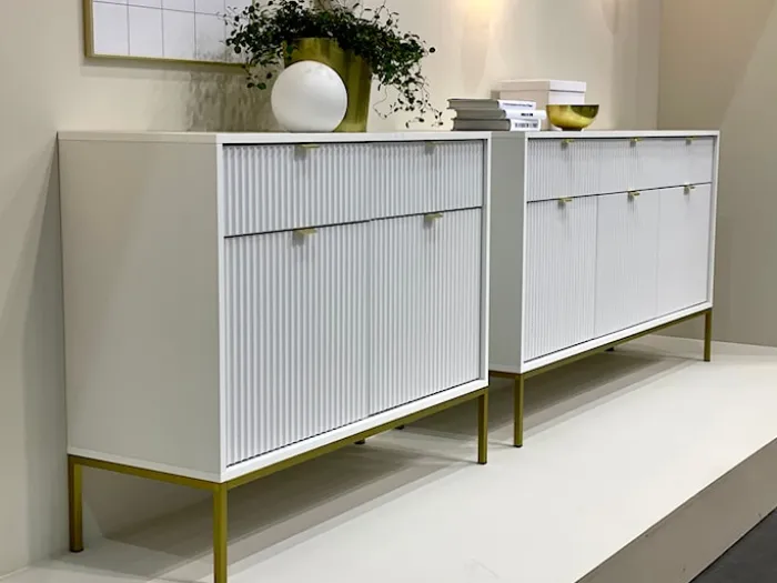 Komoda dwudrzwiowa Vellore 104 cm biała z ryflowanymi frontami i złotymi uchwytami