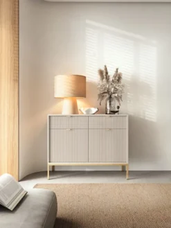 Komoda dwudrzwiowa Vellore 104 cm kaszmir z ryflowanymi frontami i złotym stelażem