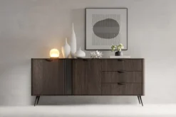 Komoda dwudrzwiowa Veris z ryflami i trzema szufladami 195 cm dąb dunin z czarnymi nóżkami