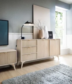 Komoda Favoria dwudrzwiowa z szufladami 158 cm beżowa/jodełka scandi ze złotymi uchwytami