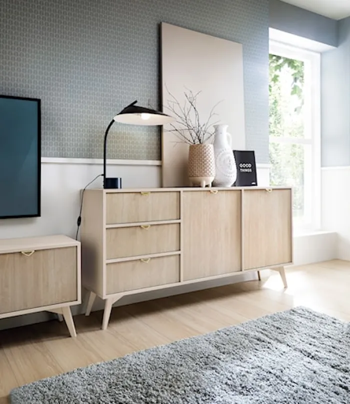 Komoda Favoria dwudrzwiowa z szufladami 158 cm beżowa/jodełka scandi ze złotymi uchwytami