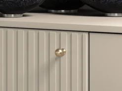 Komoda jednodrzwiowa Caletto z trzema szufladami 120 cm ozdobne lamele beżowa