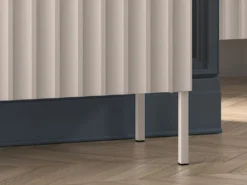Komoda trzydrzwiowa Derriva z ryflowanymi frontami 170 cm kaszmir