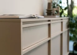Komoda trzydrzwiowa Evo z szufladami i stelażem 154 cm Beż piaskowy