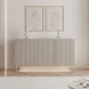 Komoda trzydrzwiowa Linearis z oświetleniem LED 138 cm kaszmir na złotych nóżkach
