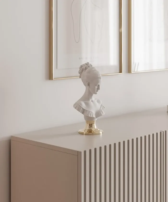 Komoda trzydrzwiowa Linearis z oświetleniem LED 138 cm kaszmir na złotych nóżkach