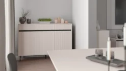 Komoda trzydrzwiowa Osaka z trzema szufladami i ryflowanymi frontami 149 cm beż piaskowy na czarnych nogach