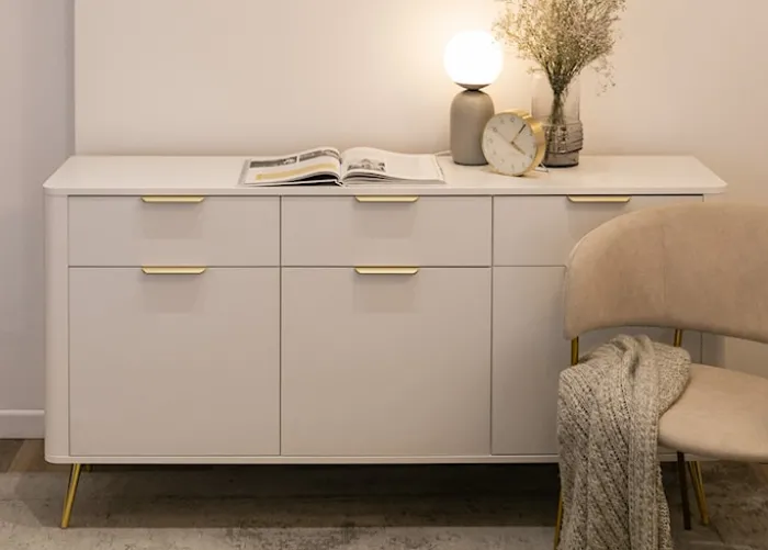 Komoda trzydrzwiowa Oval z szufladami 163,5 cm Biała