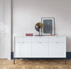 Komoda trzydrzwiowa Vellore 154 cm biała z ryflowanymi frontami i złotymi uchwytami