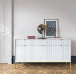 Komoda trzydrzwiowa Vellore 154 cm biała z ryflowanymi frontami i złotym stelażem