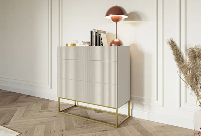 Komoda Veldio z frezowanym frontem i trzema szufladami 90 cm Szary beż ze złotymi nogami