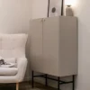 Komoda wysoka Divenos dwudrzwiowa 93 cm Szary beż