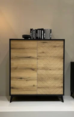 Komoda wysoka dwudrzwiowa Boulia 104 cm czarna/dąb Evoke jodełka