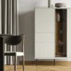 Komoda wysoka Epiro trzydrzwiowa z szufladą i oświetleniem 99 cm szary beż / dąb ciemny