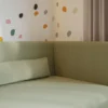 Łóżko młodzieżowe 90x200 cm Calmmo prawostronne z pojemnikiem oliwkowe szenil hydrofobowy