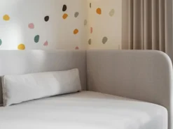 Łóżko młodzieżowe 90x200 cm Calmmo prawostronne z pojemnikiem jasnoszare szenil hydrofobowy