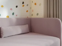Łóżko młodzieżowe 90x200 cm Calmmo prawostronne z pojemnikiem różowe szenil hydrofobowy