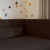 Łóżko młodzieżowe 90x200 cm Calmmo prawostronne z pojemnikiem ciemnobrązowe szenil hydrofobowy