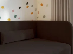 Łóżko młodzieżowe 90x200 cm Calmmo prawostronne z pojemnikiem ciemnobrązowe szenil hydrofobowy
