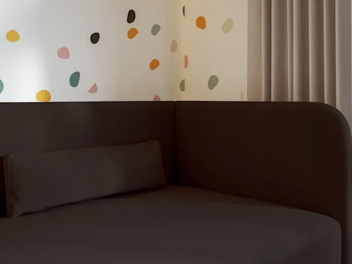 Łóżko młodzieżowe 90x200 cm Calmmo prawostronne z pojemnikiem ciemnobrązowe szenil hydrofobowy