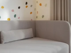 Łóżko młodzieżowe 90x200 cm Calmmo prawostronne z pojemnikiem ciemnobeżowe szenil hydrofobowy