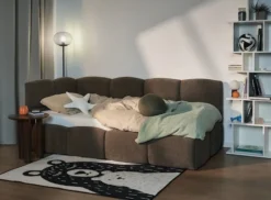 Łóżko młodzieżowe 90x200 cm Cloudy lewostronne z pojemnikiem brązowe szenil
