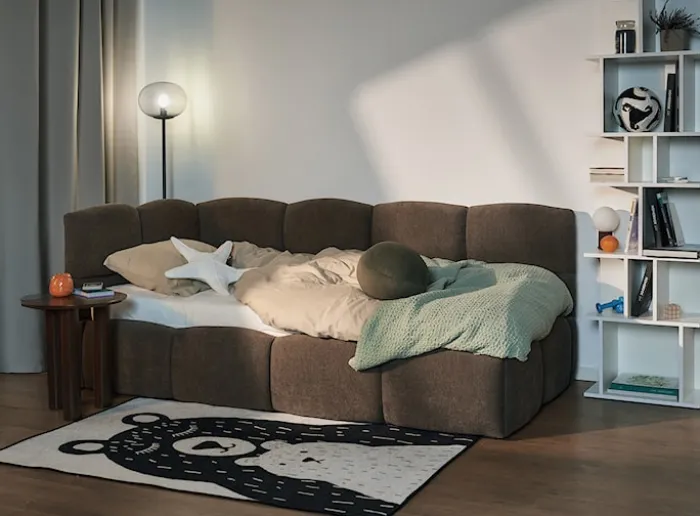 Łóżko młodzieżowe 90x200 cm Cloudy lewostronne z pojemnikiem brązowe szenil
