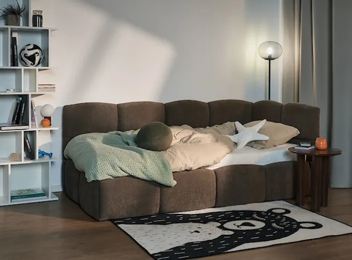 Łóżko młodzieżowe 90x200 cm Cloudy prawostronne z pojemnikiem brązowe szenil