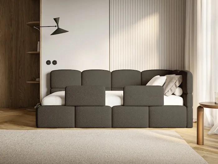 Łóżko młodzieżowe 90x200 cm Cloudy prawostronne z materacem pojemnikiem i barierkami brązowe boucle