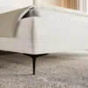 Łóżko tapicerowane 140x200 cm Roule Cord kremowe sztruks nóżki czarne