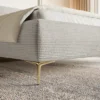 Łóżko tapicerowane 180x200 cm Roule Cord z pojemnikiem stelaż metalowy szarobeżowe sztruks nóżki złote