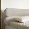 Łóżko tapicerowane 180x200 cm Roule Cord szarobeżowe sztruks nóżki złote