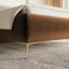 Łóżko tapicerowane 180x200 cm Roule miedziane welur hydrofobowy nóżki złote