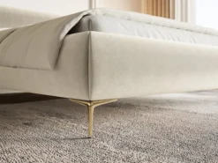 Łóżko tapicerowane 140x200 cm Roule z pojemnikiem stelaż metalowy kremowe welur hydrofobowy nóżki złote