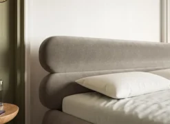 Łóżko tapicerowane 140x200 cm Roule z pojemnikiem stelaż metalowy szarobeżowe welur hydrofobowy nóżki czarne