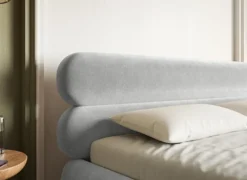 Łóżko tapicerowane 140x200 cm Roule z pojemnikiem stelaż metalowy jasnoszare welur hydrofobowy nóżki złote