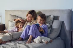 Łóżko tapicerowane 180x200 cm Softie beżowe welur hydrofobowy