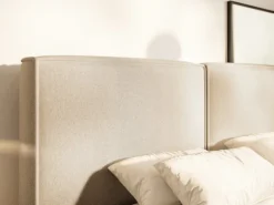 Łóżko tapicerowane 180x200 cm Tilves z pojemnikiem stelaż metalowy jasnobeżowe szenil