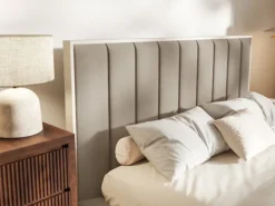 Łóżko tapicerowane 180x200 cm Togents z pojemnikiem stelaż metalowy brązowe welur hydrofobowy